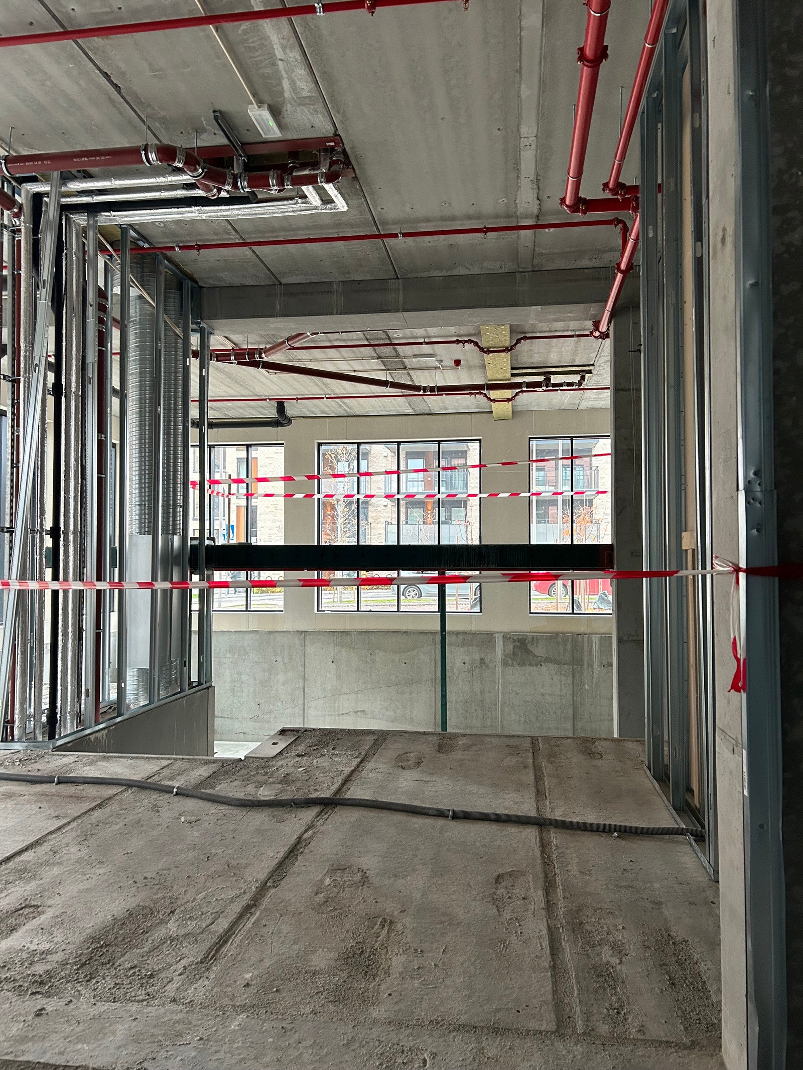 Fra front desk /kassaområde/ resepsjon mot mesanin. Galleribilde