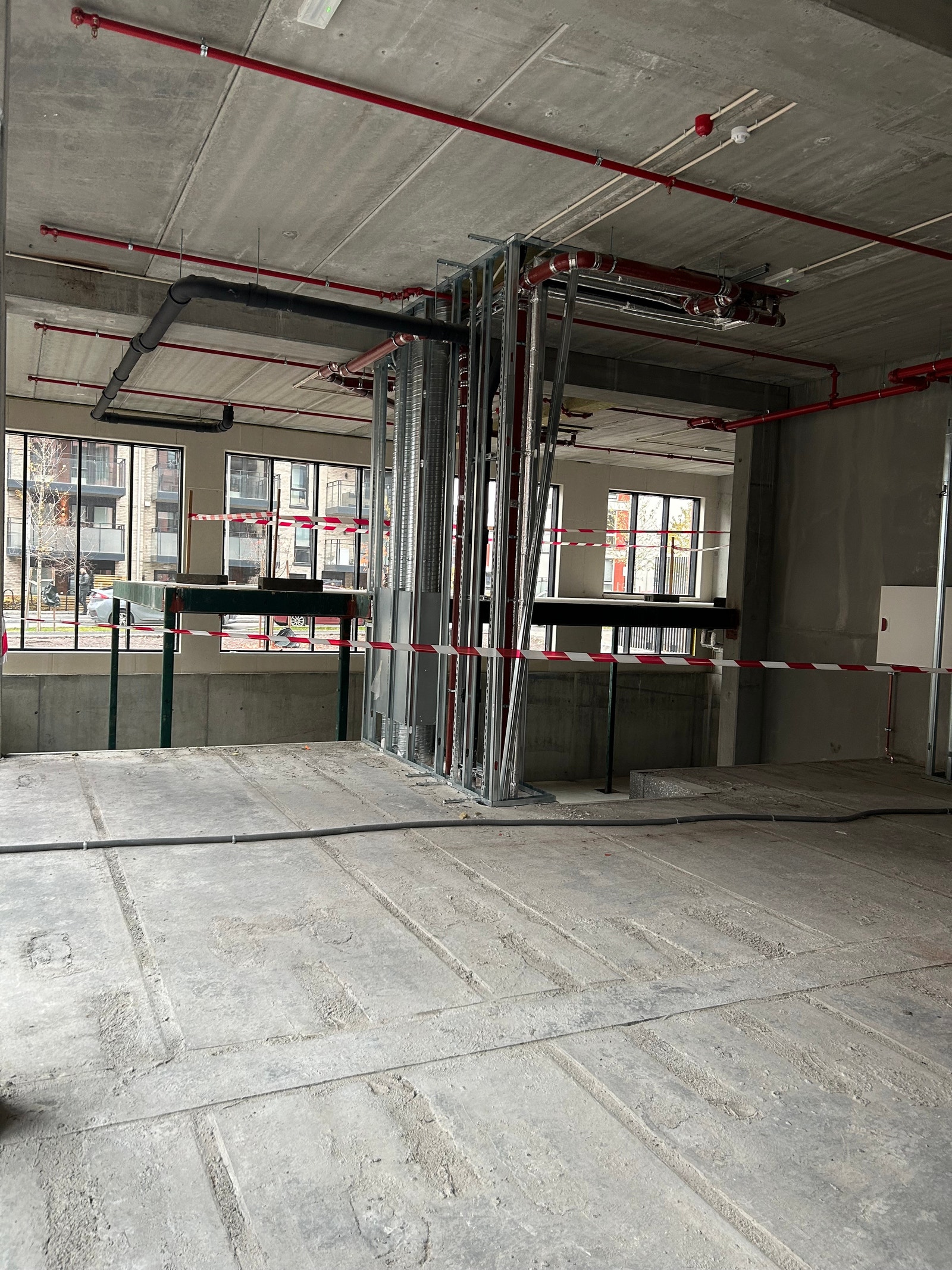 Bildet er tatt fra hovedinngang mot trapp, lift og mesanin. Galleribilde