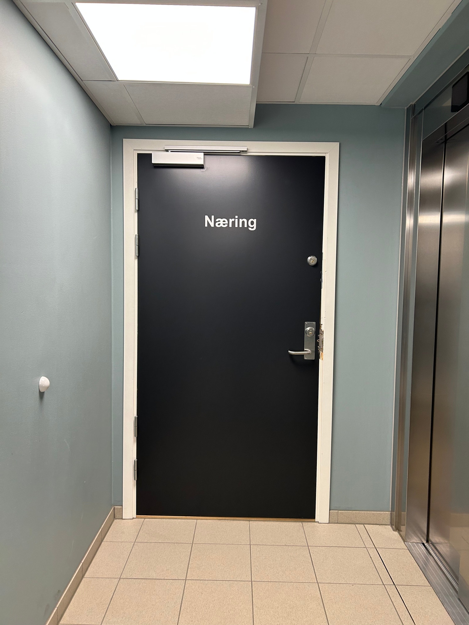 Inngangsdør til lokalets 2.etg/ mesanin. Galleribilde