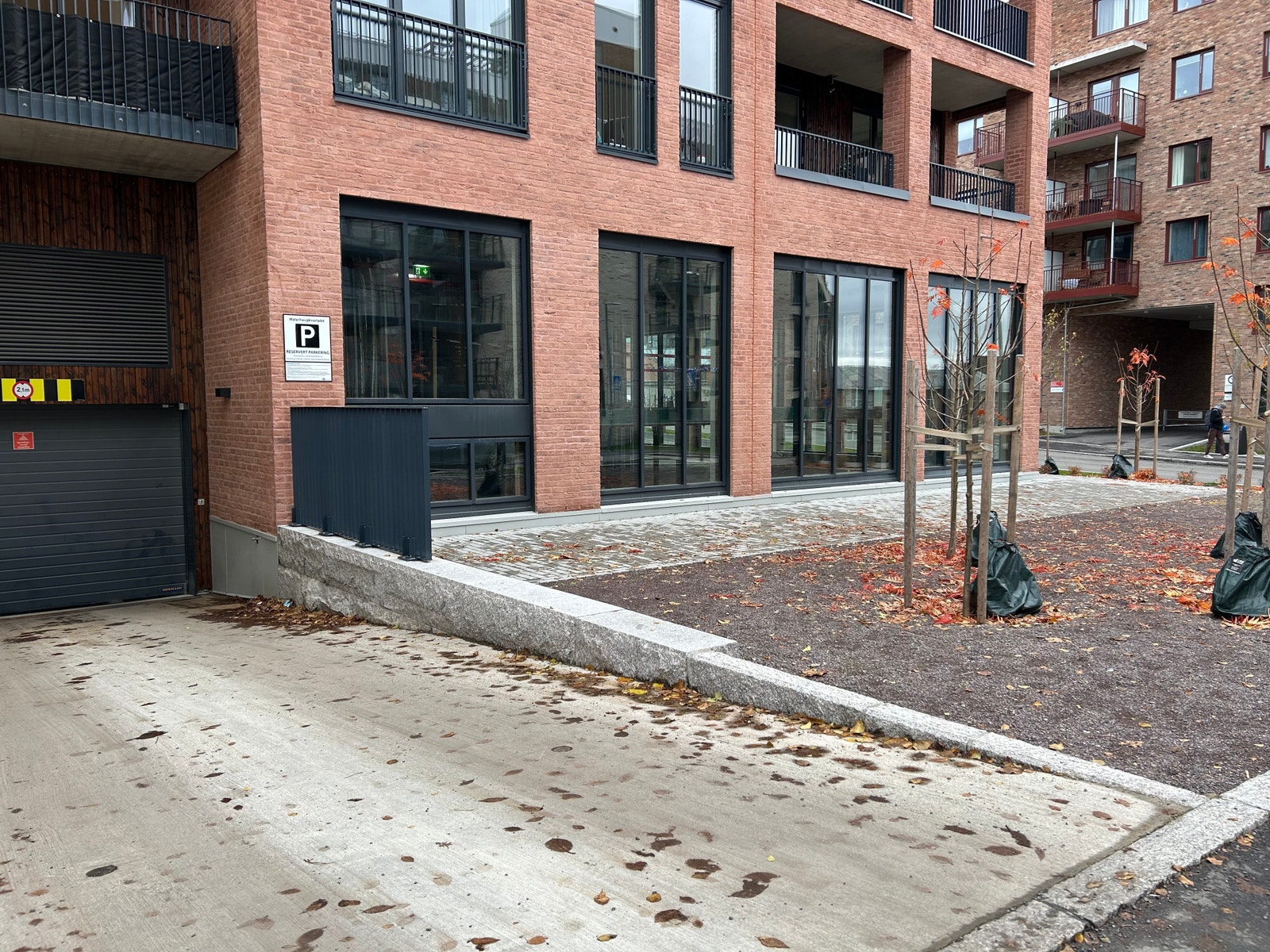 Nedkjøring til garasjen like ved lokalet. Galleribilde