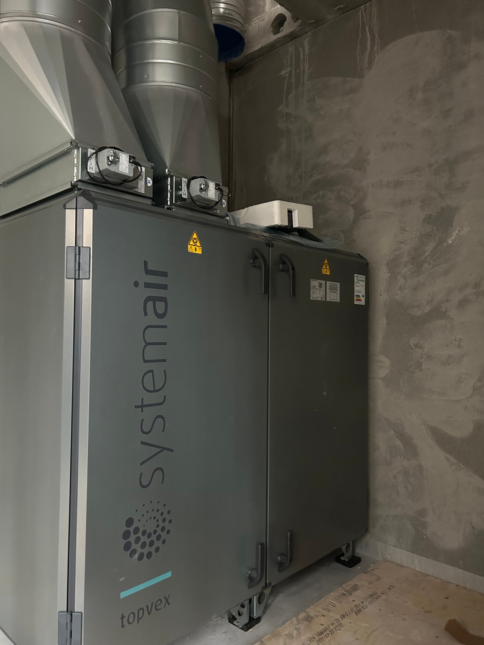 I lokalet er det ventilasjonsanlegg og avtrakkskanal over tak. Galleribilde