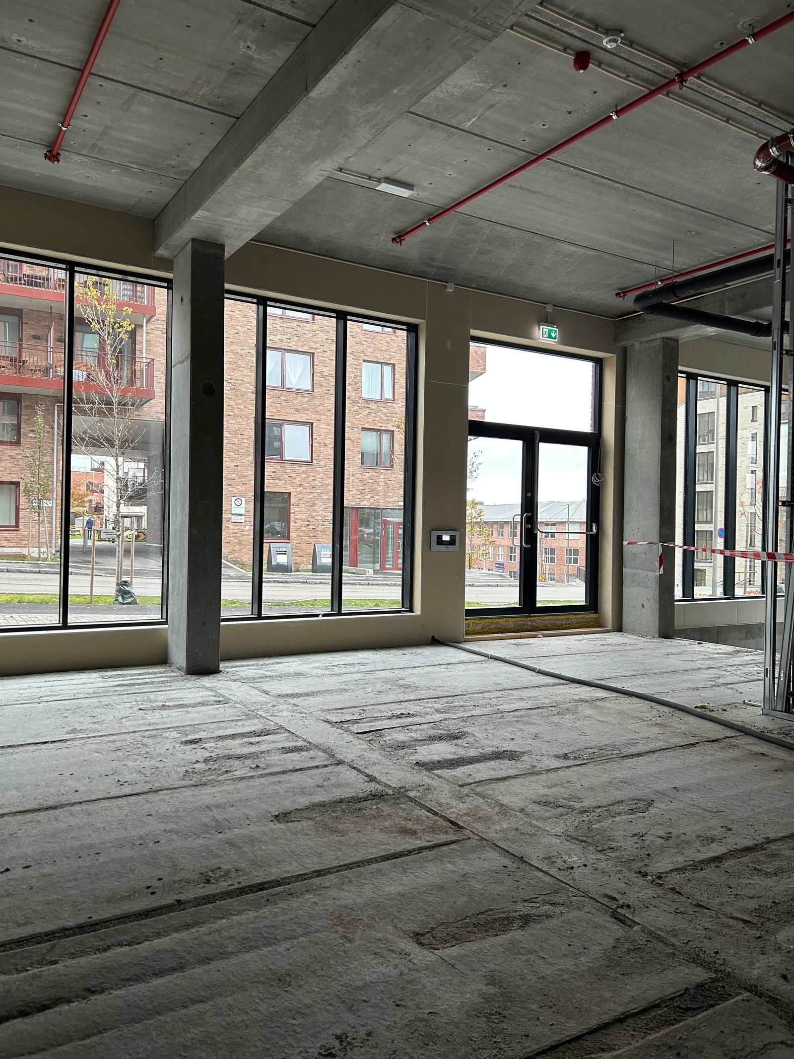 Hovedinngang i lokalet. Legg merke til de store vindusfeltene som gir mye dagslys og muligheter for profilering utad. Galleribilde