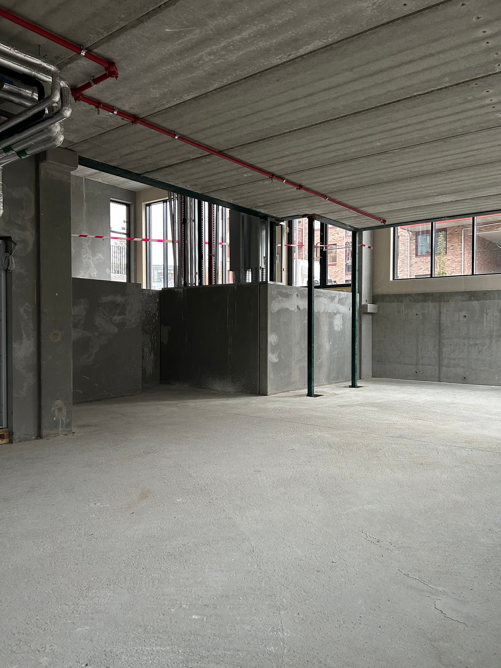 Underetasjen har en åpen planløsning, og det er høyt under taket. Galleribilde