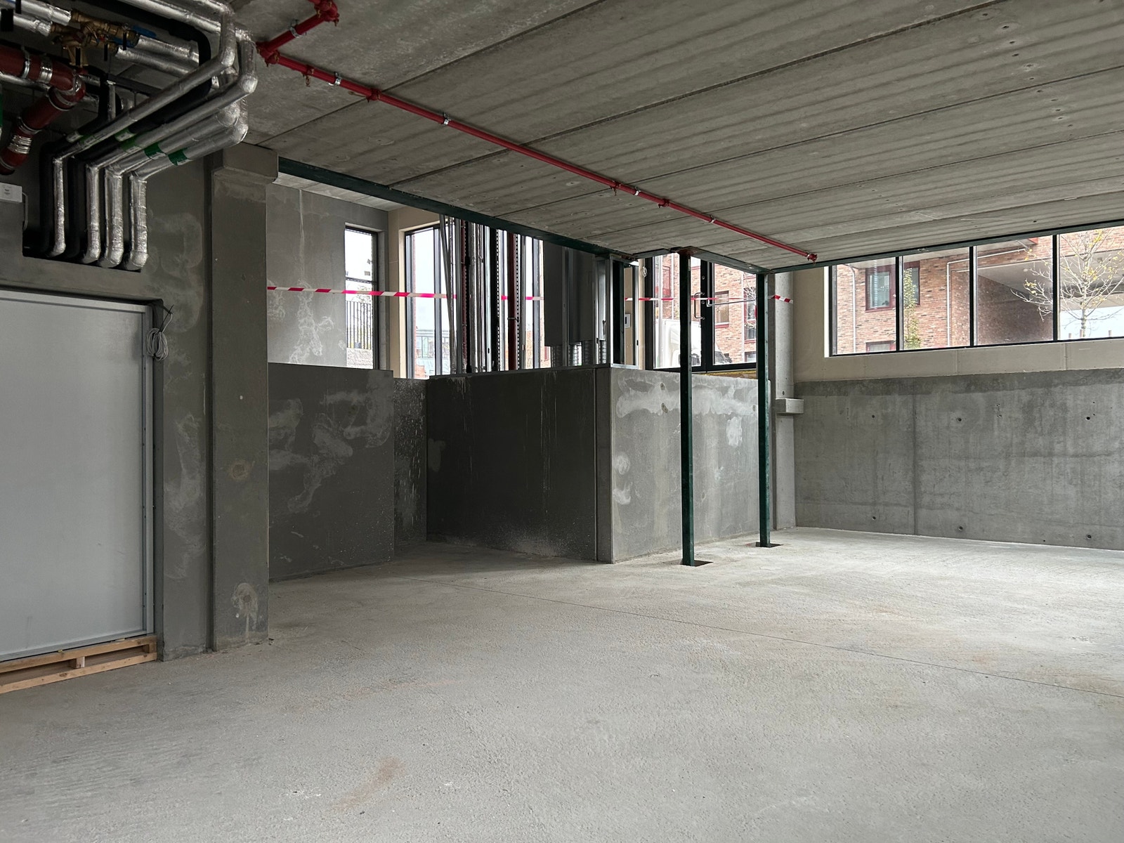 Fra underetasjen mot interntrapp, lift og hovedinngang. Galleribilde