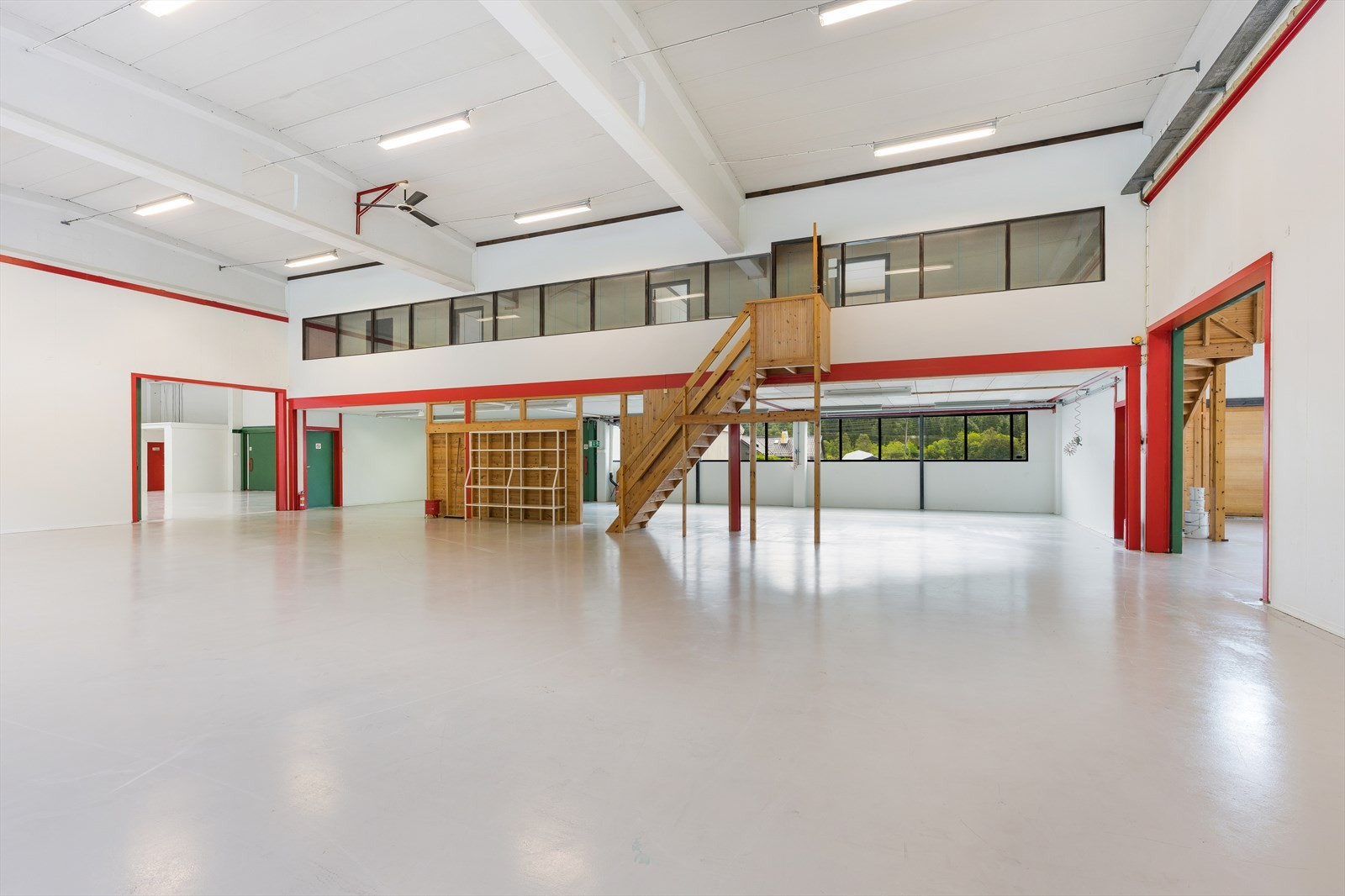 Hall 2: BTA 388 m² + mesanin på BTA 110 m² med 2 kontorer. 
Takhøyder: 4,9m under taksperrene. 5,5-6,2m til tak. 2,6/2,8m under mesaniner.