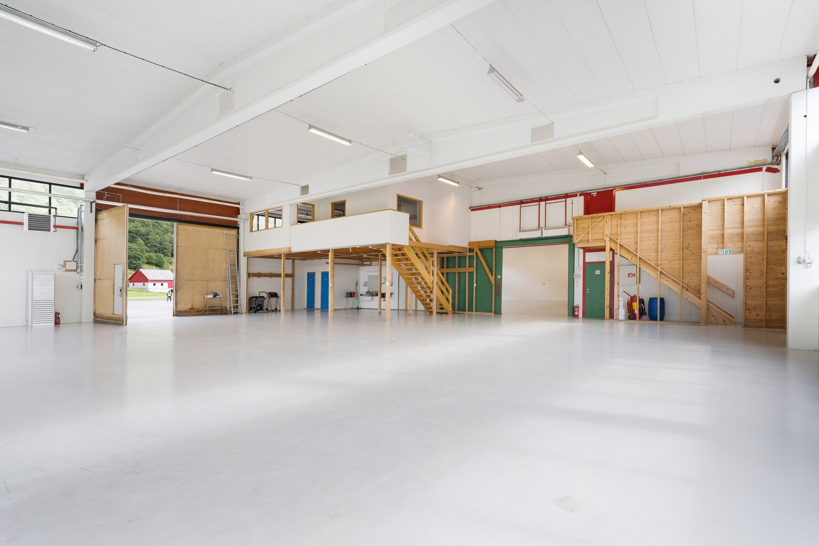 Hall 1: BTA 515 m² + mesanin på BTA 55 m² med 2 kontorer. 2 toaletter, kjørerampe og kjøreport (5,5x4,2m). Takhøyder:
4,9m under taksperrene.  5,5-6,2 m til tak. 2,6/2,8m under mesaniner.