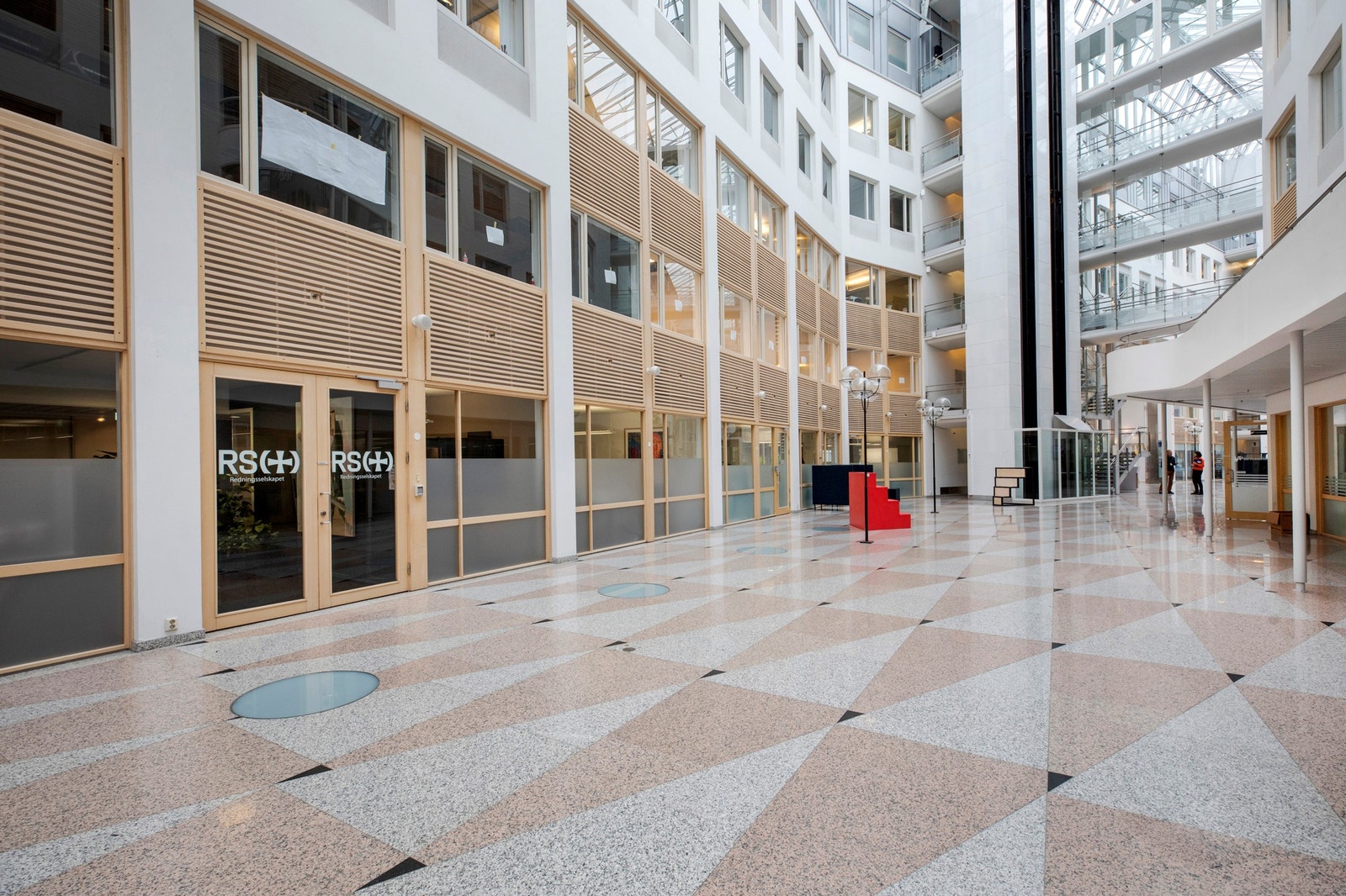 Drammensveien 288 har flotte materialer og store åpne flater. Her fra Glassgata Galleribilde