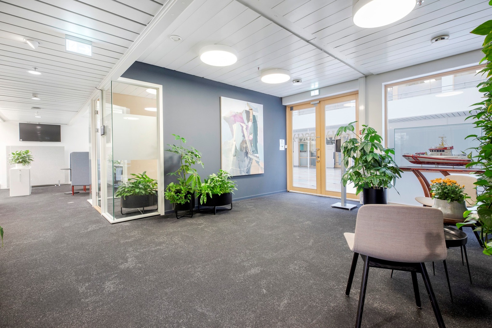 Møbler og planter kan leases Galleribilde