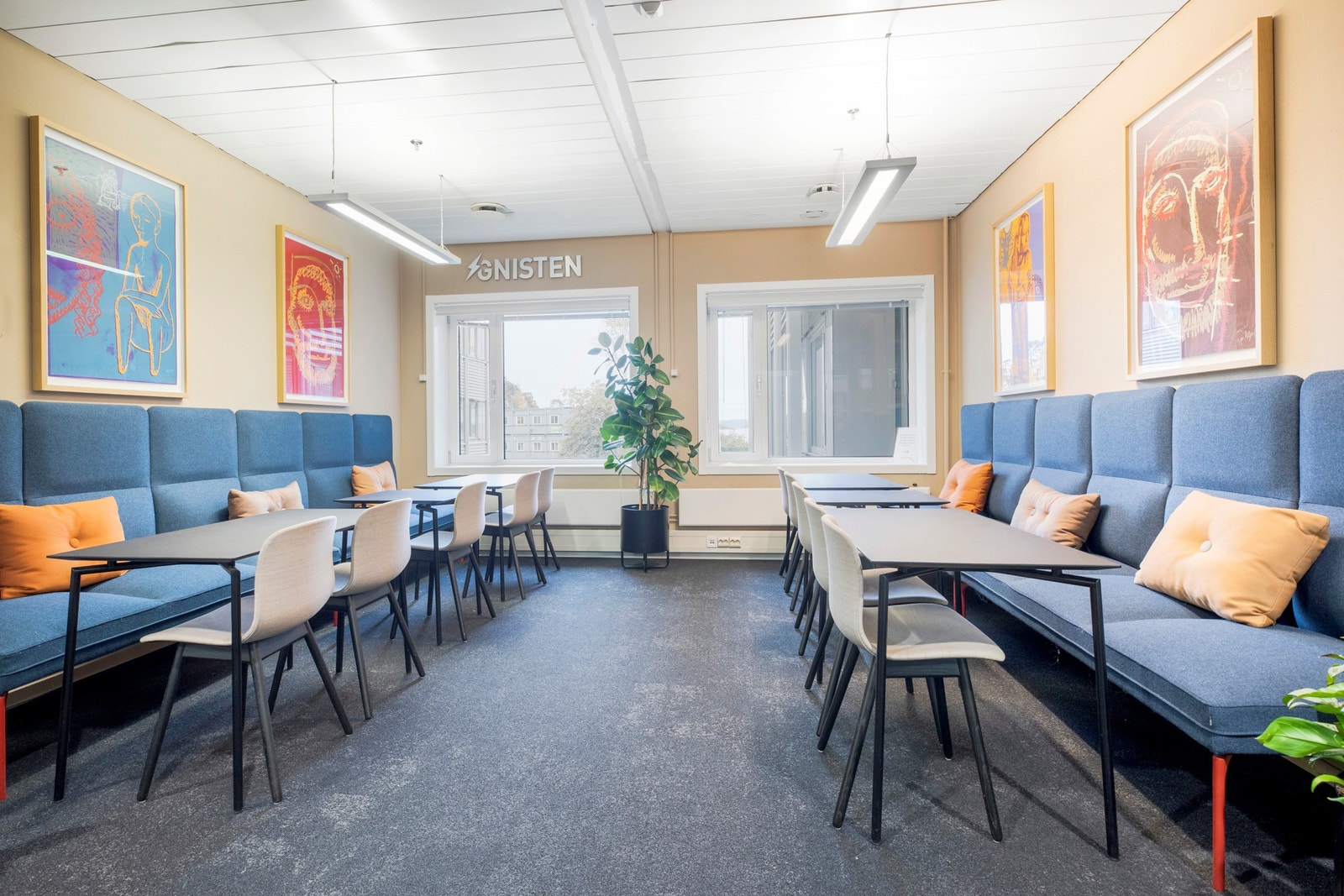 Ta en kaffepause eller uformell samtale med hyggelige kollegaer Galleribilde