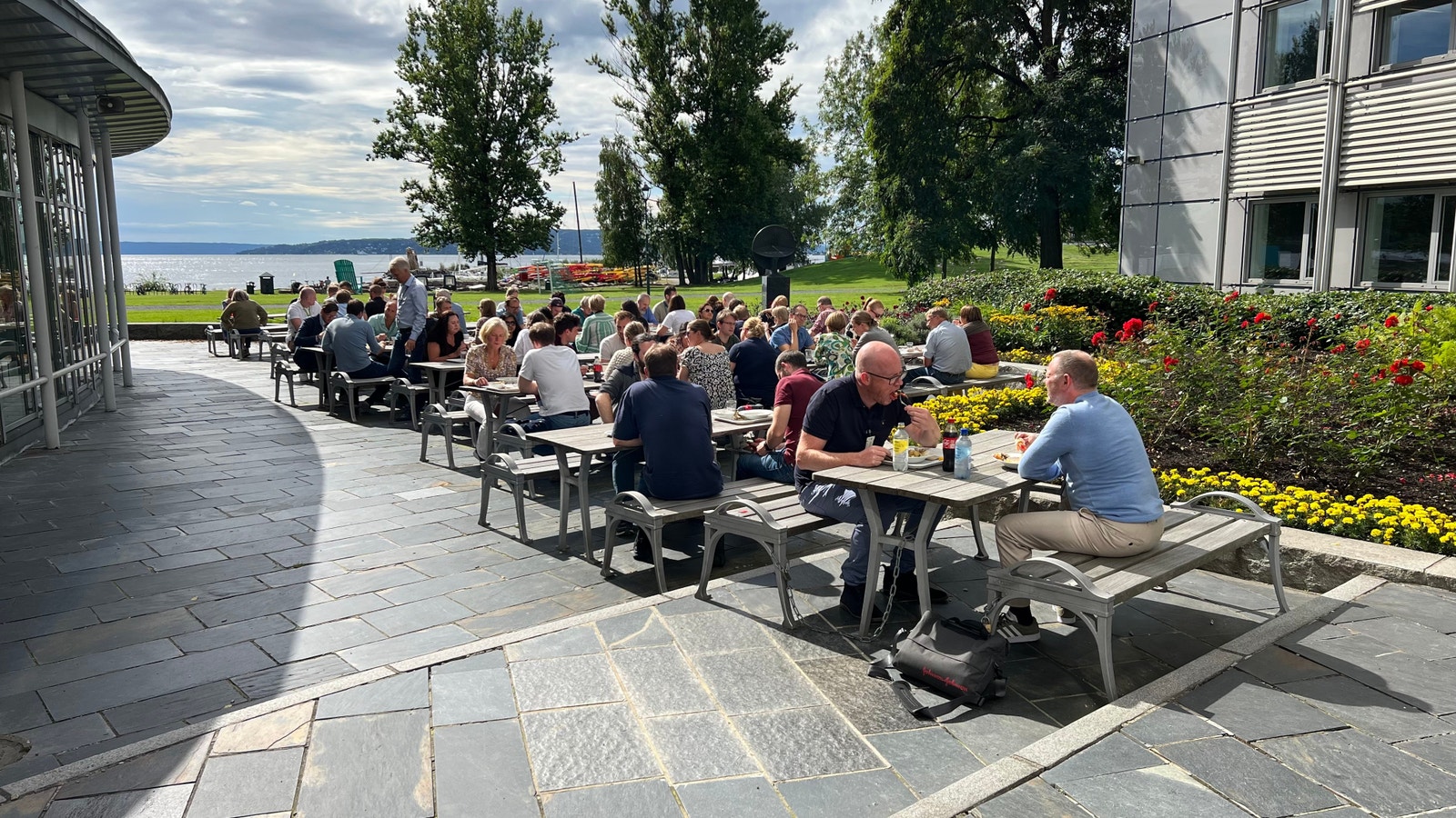 Mange nyter lunsjen ute på sommeren i solsteken Galleribilde