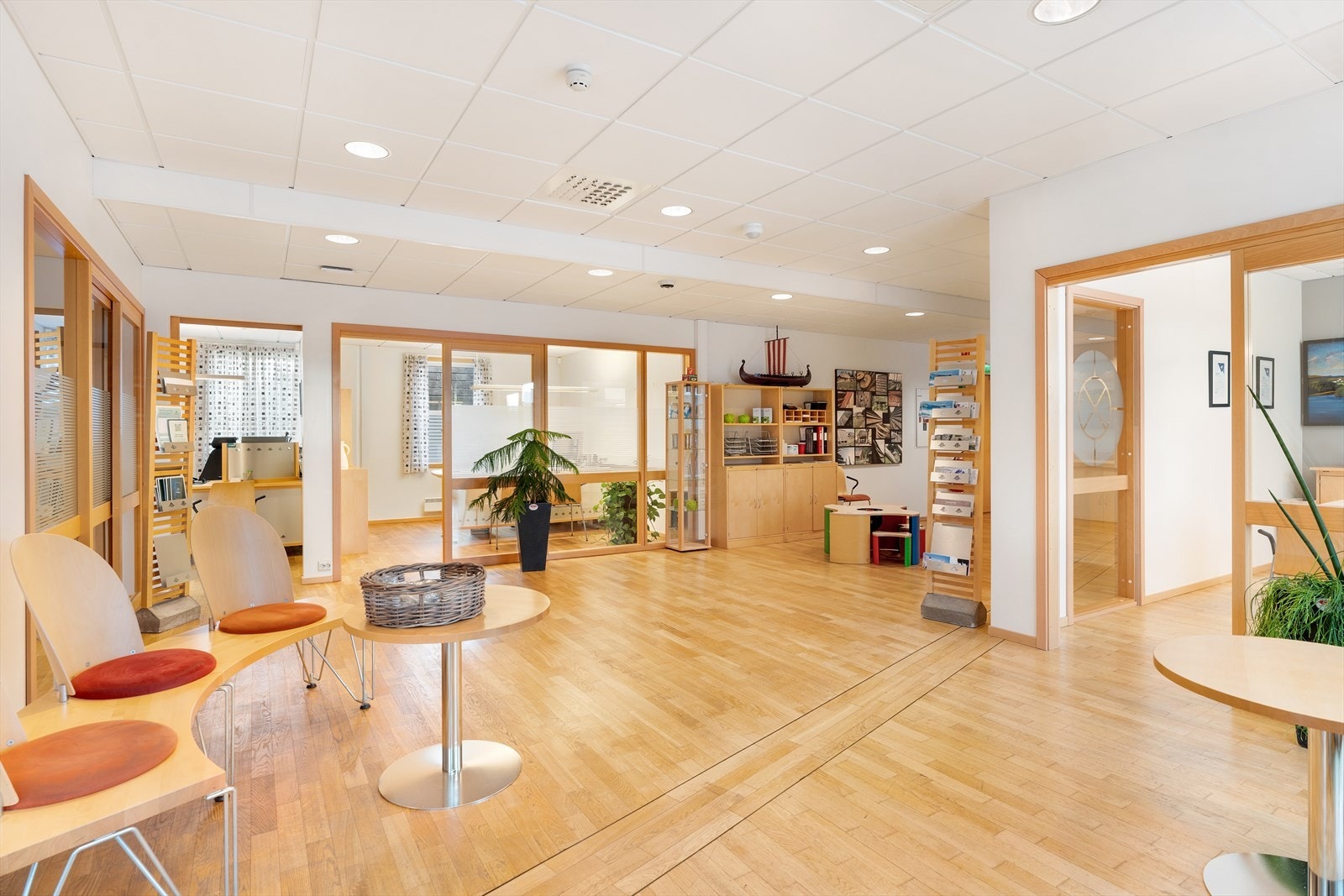 1. etasje flotte lokaler med store vindusflater Galleribilde