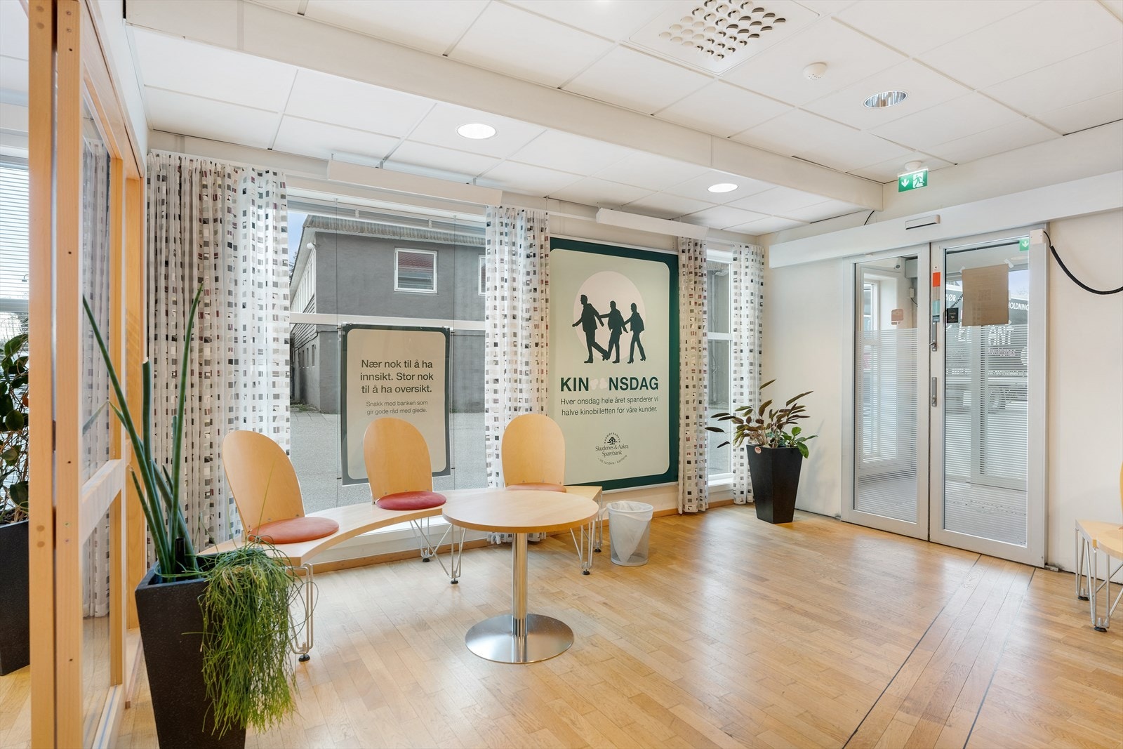 Store vindusflater med god eksponeringsmulighet i sentrum av Avaldsnes Galleribilde
