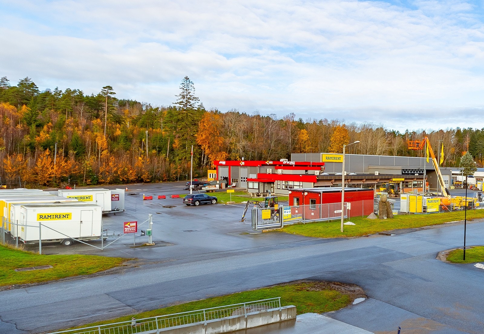 Stabburveien 6 - enkel adkomst, inngjerdet eiendom med stor port Galleribilde