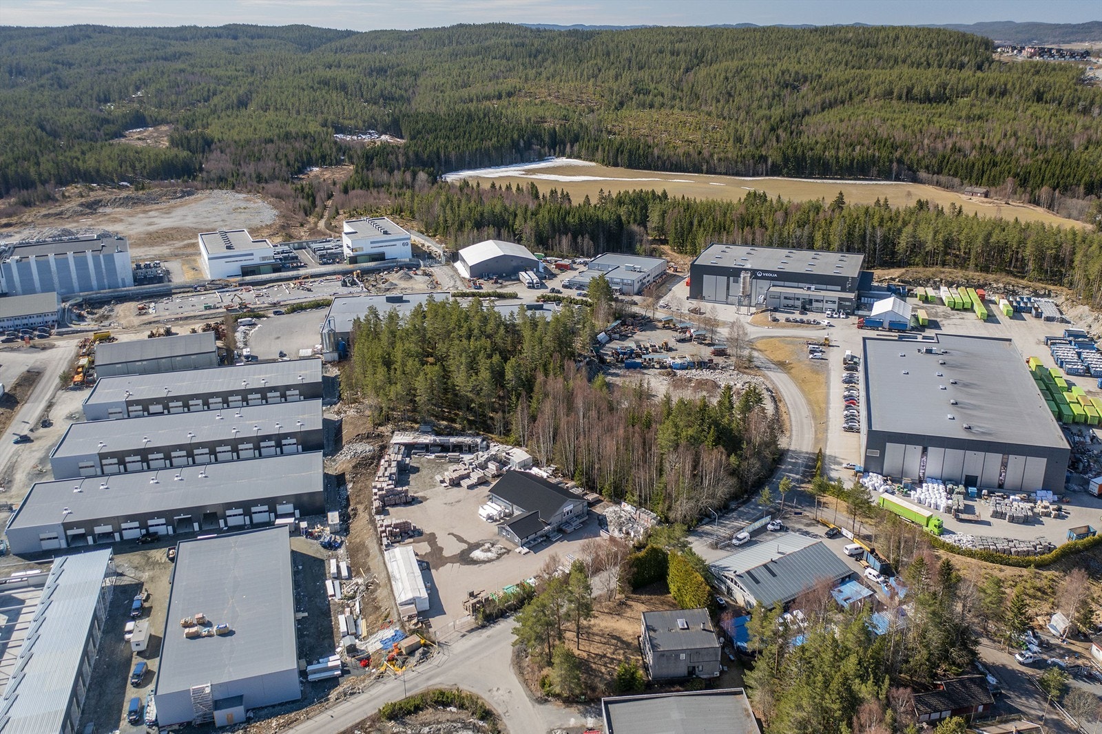 Næringsparken er i kraftig vekst, og det er nå bygget ca. 60 000 kvm næringsbygg, i tillegg er det ca. 40 000 kvm under oppføring Galleribilde