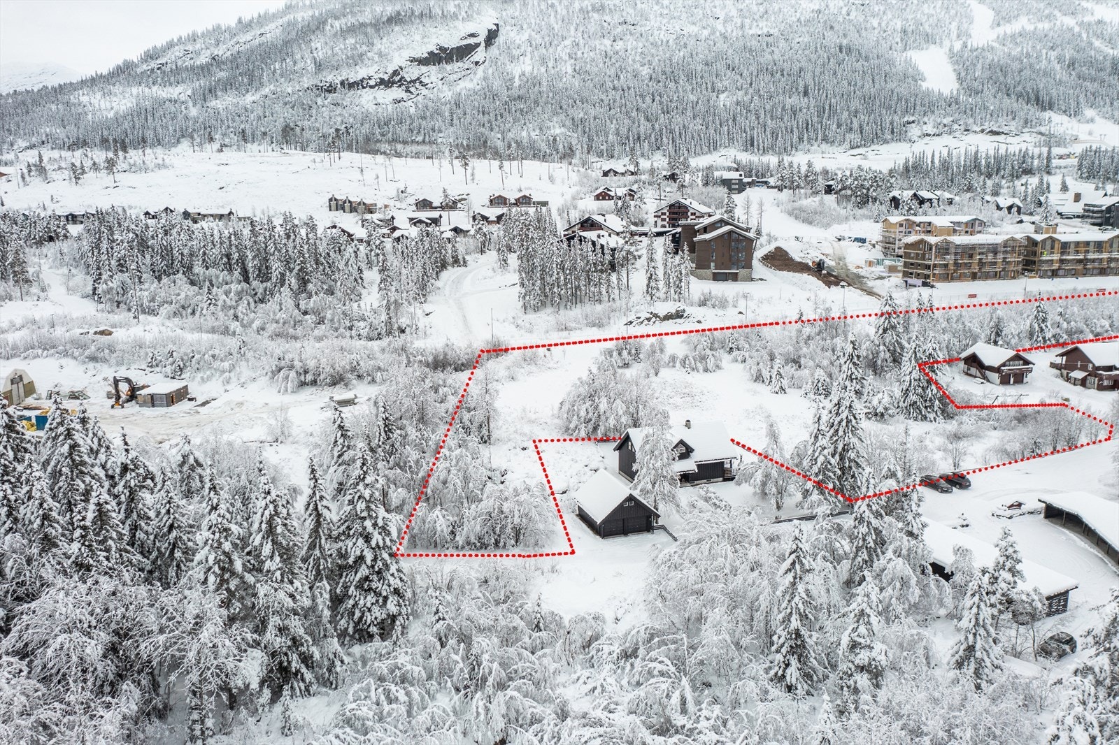 Rød linje er kun for å skissere tomtegrenser og kan avvike. Se tomtekart i salgsoppgave. Galleribilde