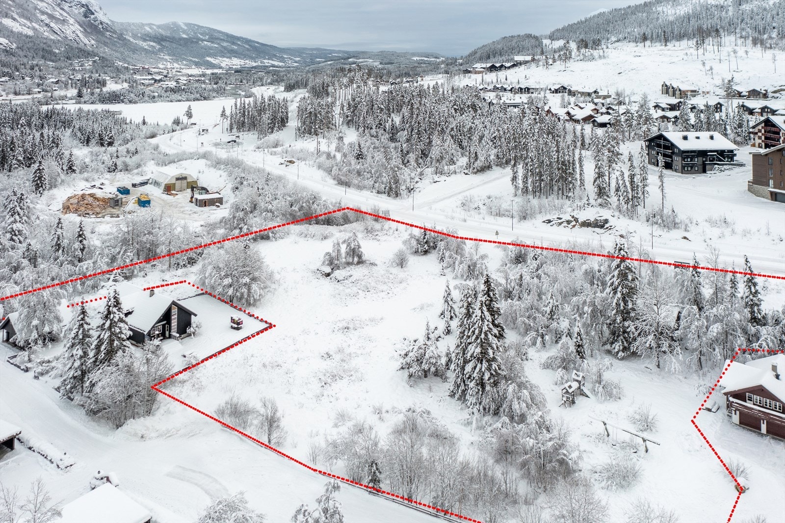 Rød linje er kun for å skissere tomtegrenser og kan avvike. Se tomtekart i salgsoppgave. Galleribilde