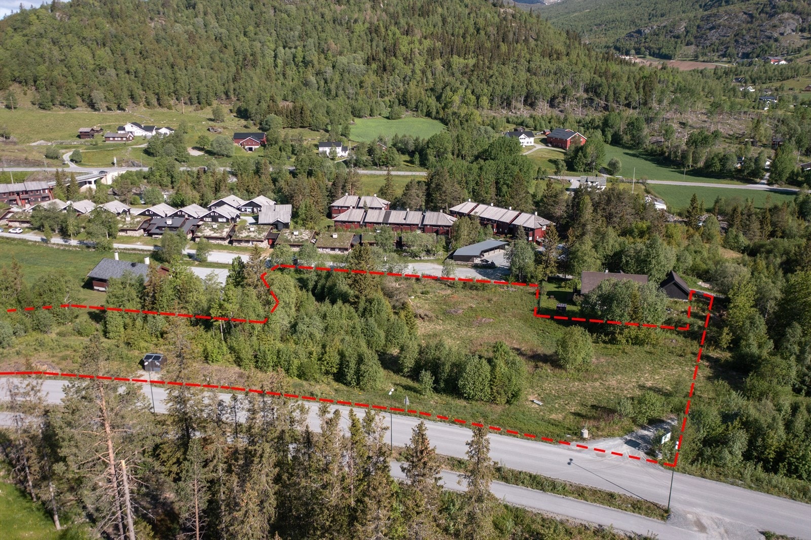 Rød linje er kun for å skissere tomtegrenser og kan avvike. Se tomtekart i salgsoppgave. Galleribilde