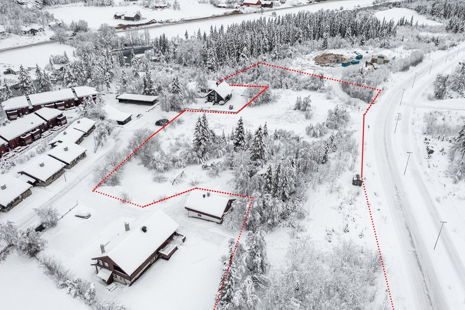 Rød linje er kun for å skissere tomtegrenser og kan avvike. Se tomtekart i salgsoppgave. Galleribilde