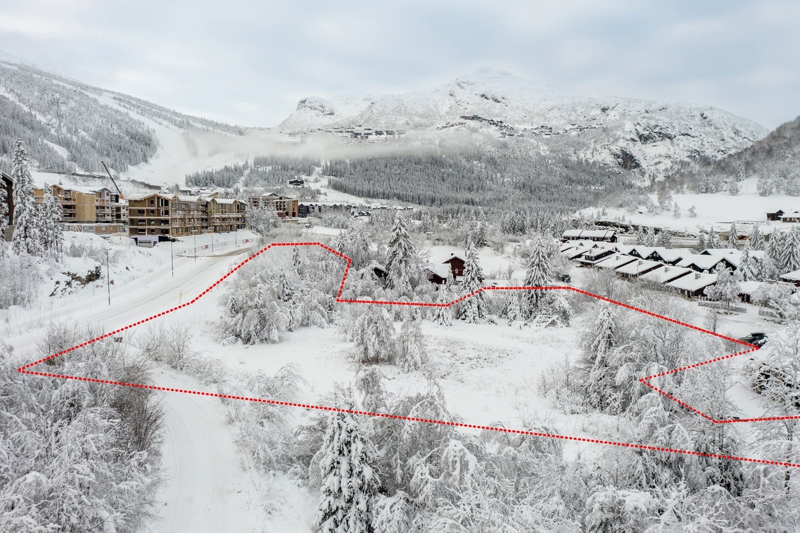 Rød linje er kun for å skissere tomtegrenser og kan avvike. Se tomtekart i salgsoppgave. Galleribilde