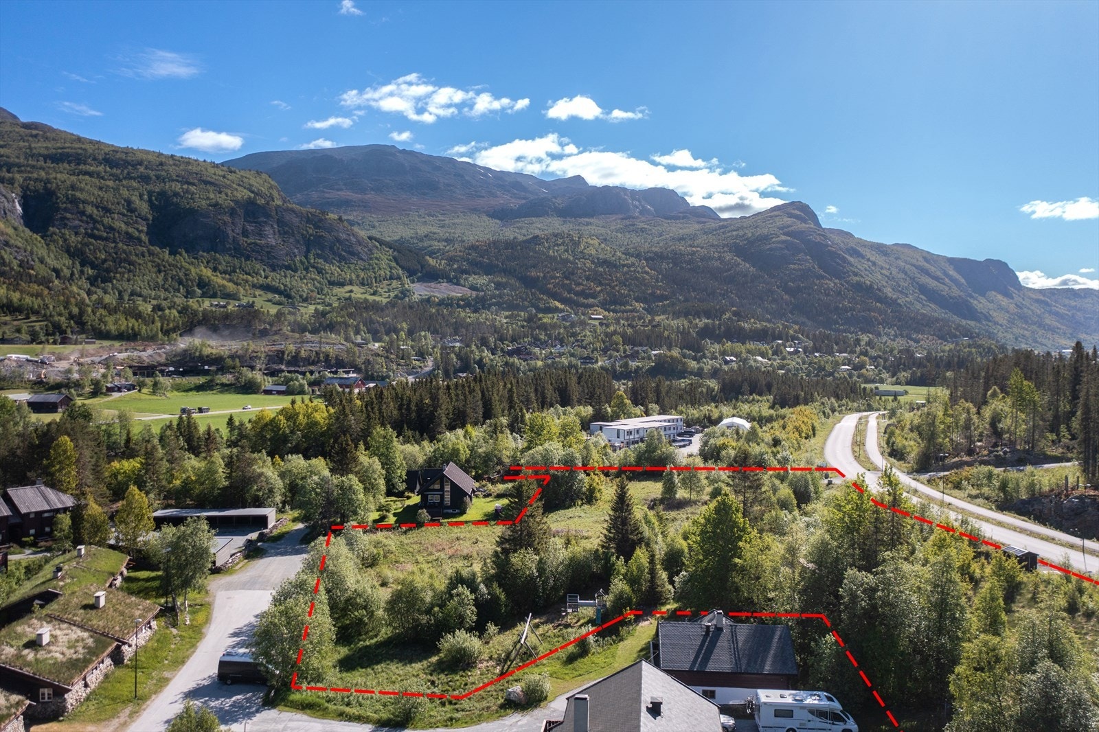 Rød linje er kun for å skissere tomtegrenser og kan avvike. Se tomtekart i salgsoppgave. Galleribilde