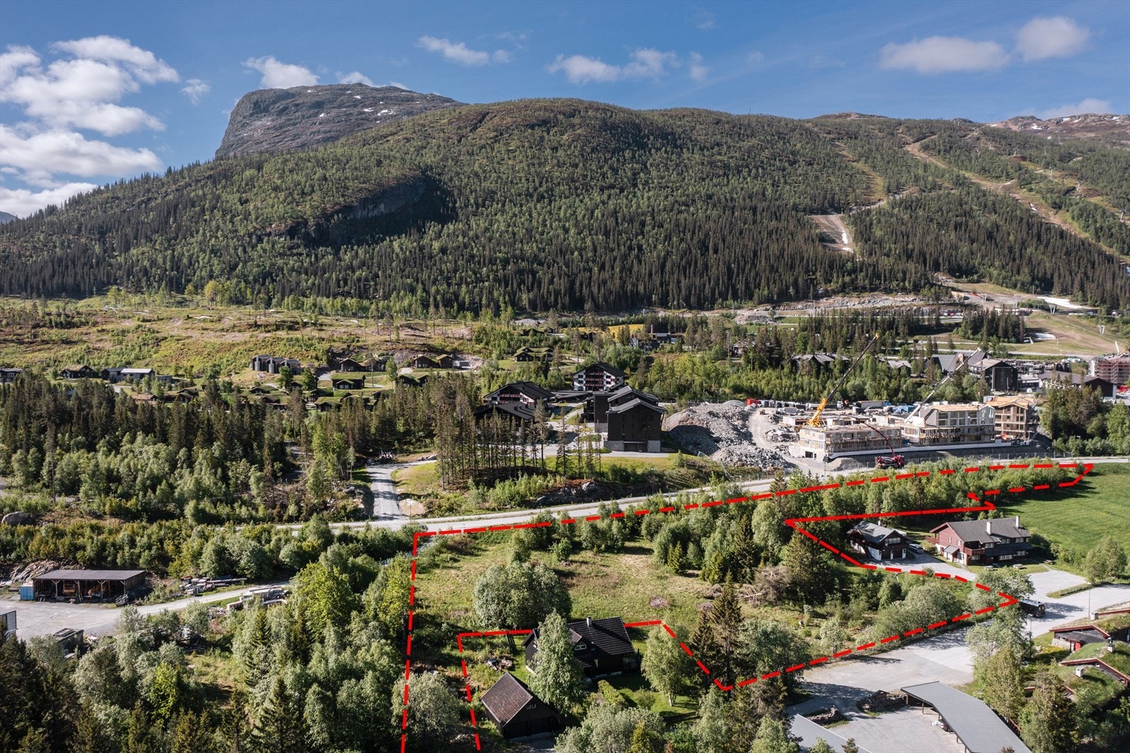Rød linje er kun for å skissere tomtegrenser og kan avvike. Se tomtekart i salgsoppgave. Galleribilde