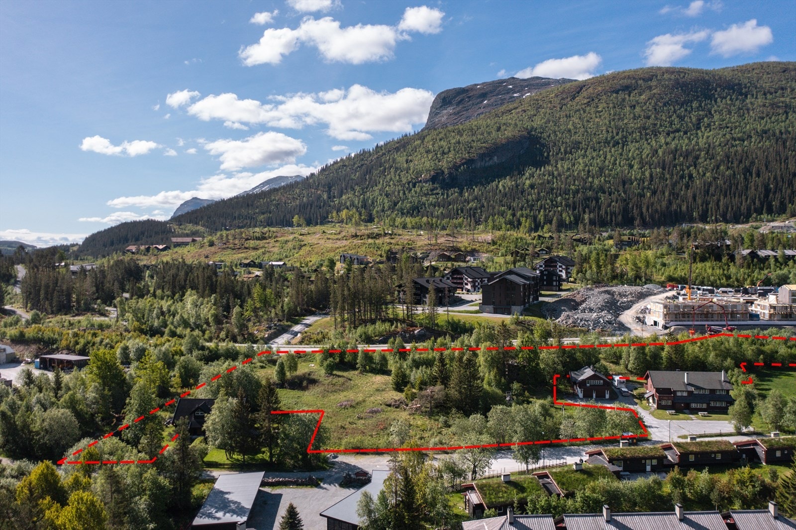 Rød linje er kun for å skissere tomtegrenser og kan avvike. Se tomtekart i salgsoppgave. Galleribilde