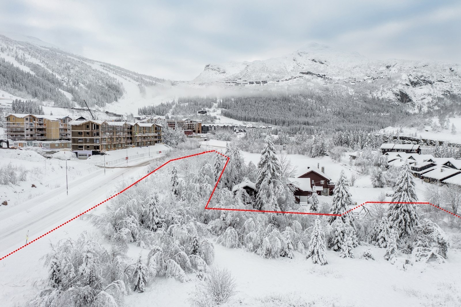 Rød linje er kun for å skissere tomtegrenser og kan avvike. Se tomtekart i salgsoppgave. Galleribilde