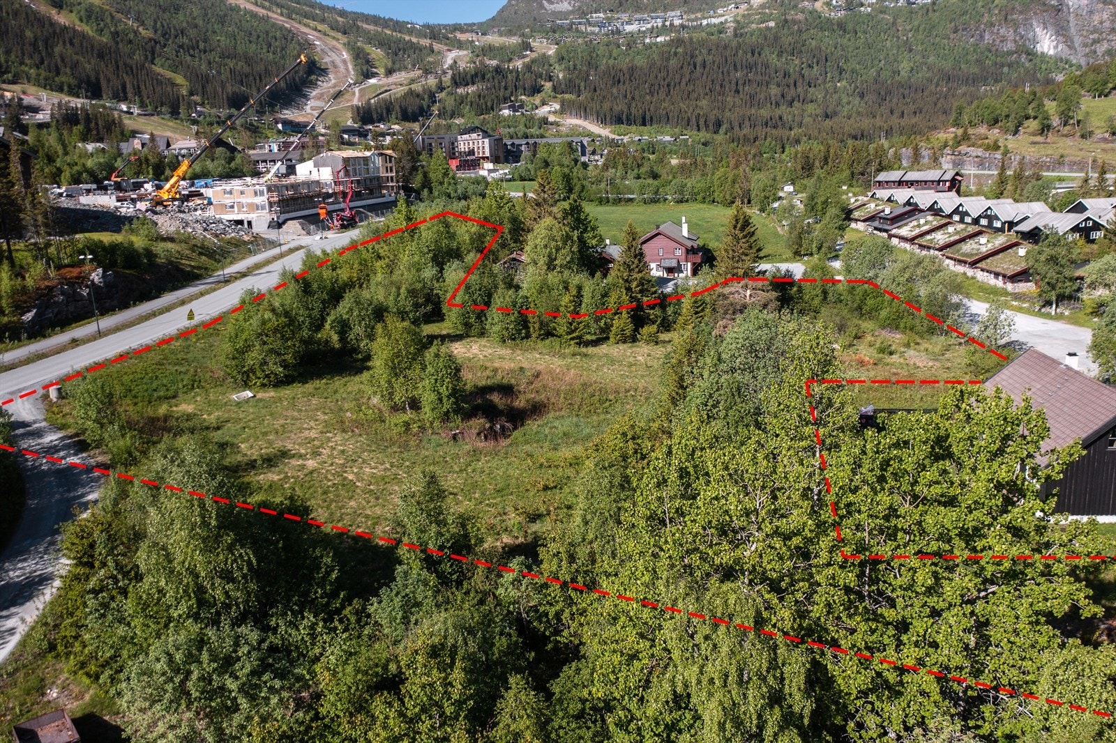 Rød linje er kun for å skissere tomtegrenser og kan avvike. Se tomtekart i salgsoppgave. Galleribilde