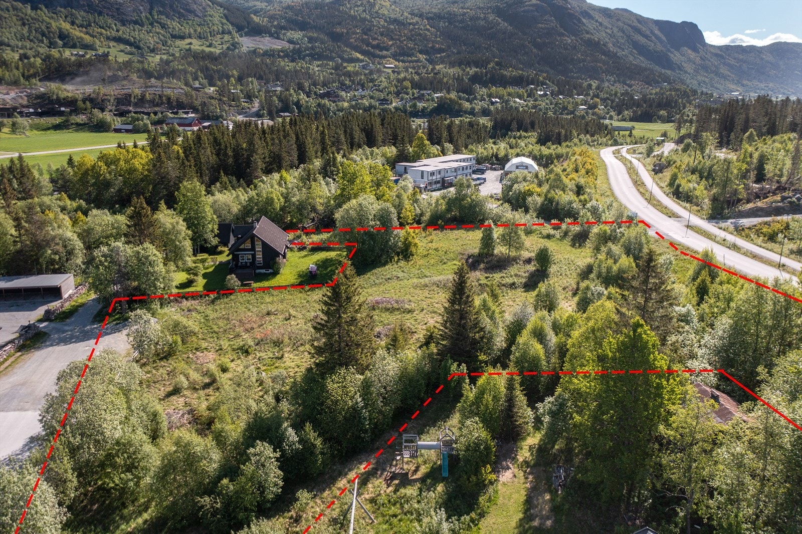 Rød linje er kun for å skissere tomtegrenser og kan avvike. Se tomtekart i salgsoppgave. Galleribilde