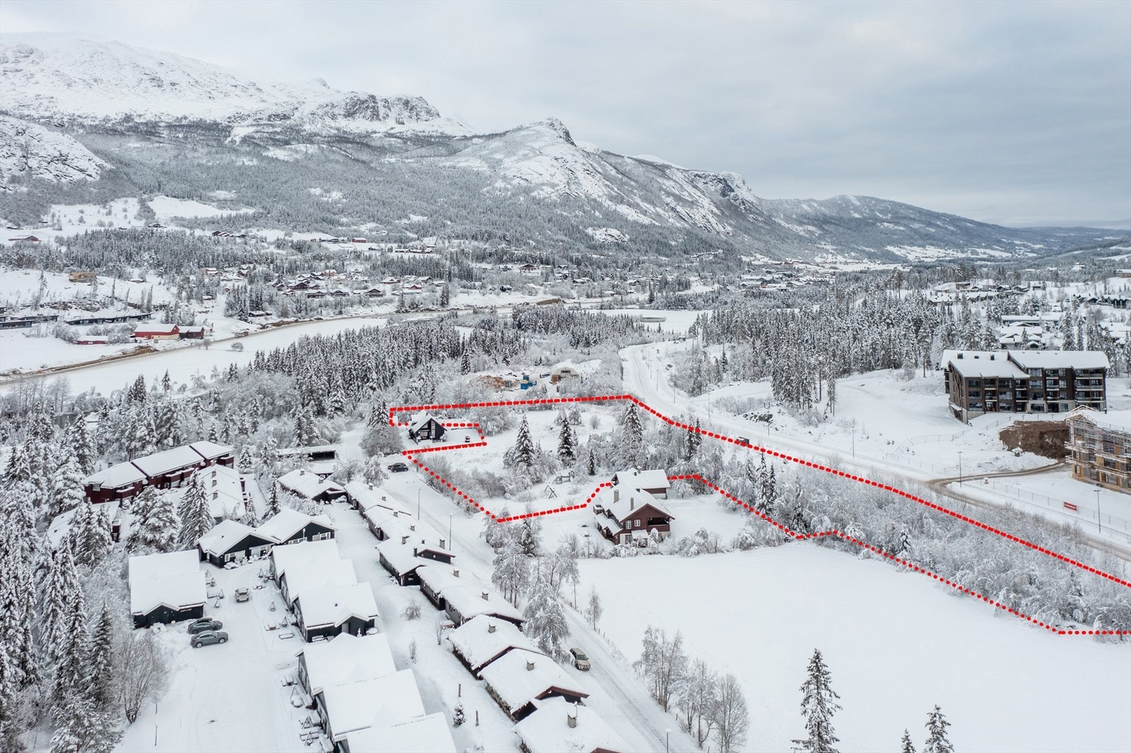 Rød linje er kun for å skissere tomtegrenser og kan avvike. Se tomtekart i salgsoppgave. Galleribilde