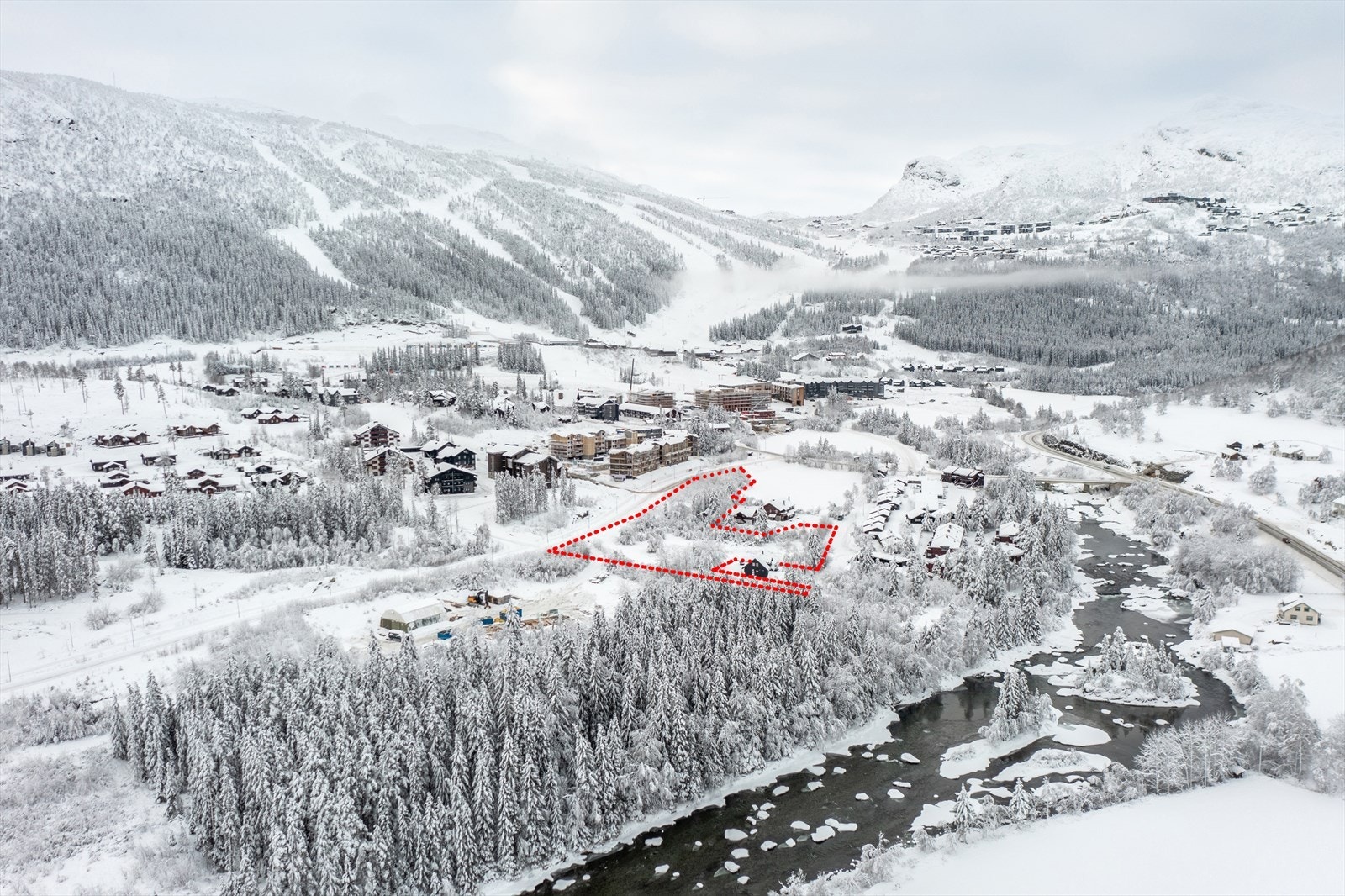 Rød linje er kun for å skissere tomtegrenser og kan avvike. Se tomtekart i salgsoppgave. Galleribilde