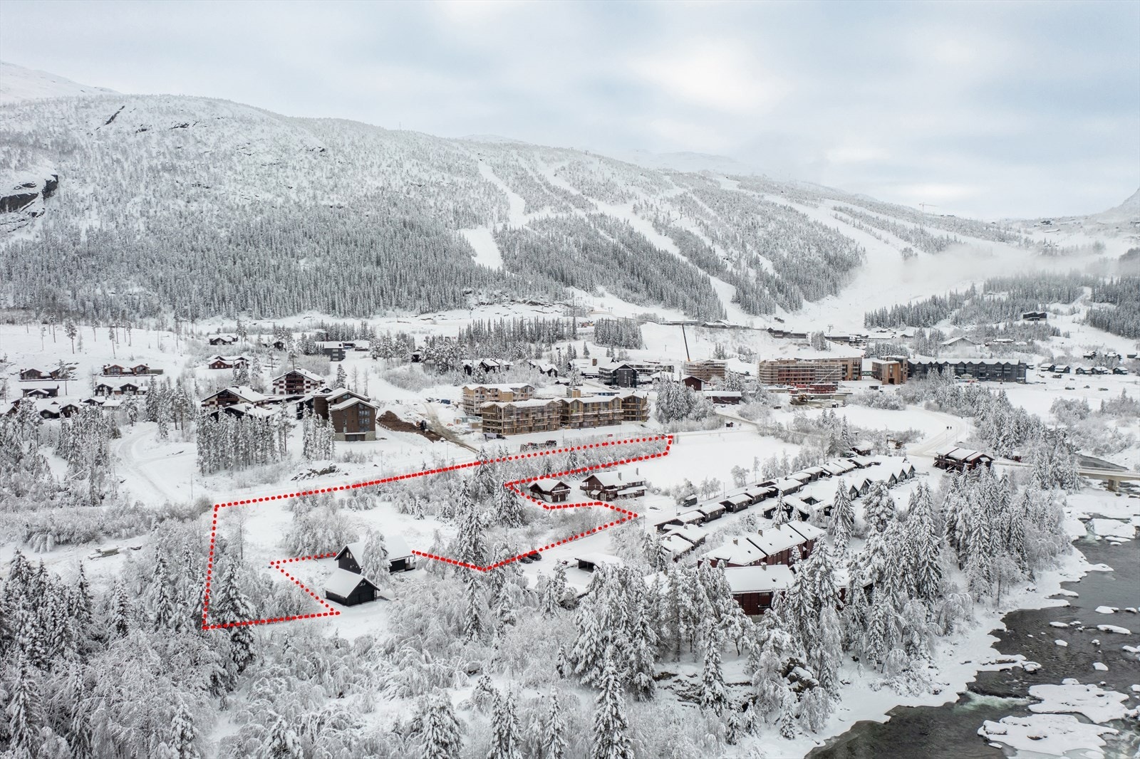 Rød linje er kun for å skissere tomtegrenser og kan avvike. Se tomtekart i salgsoppgave. Galleribilde