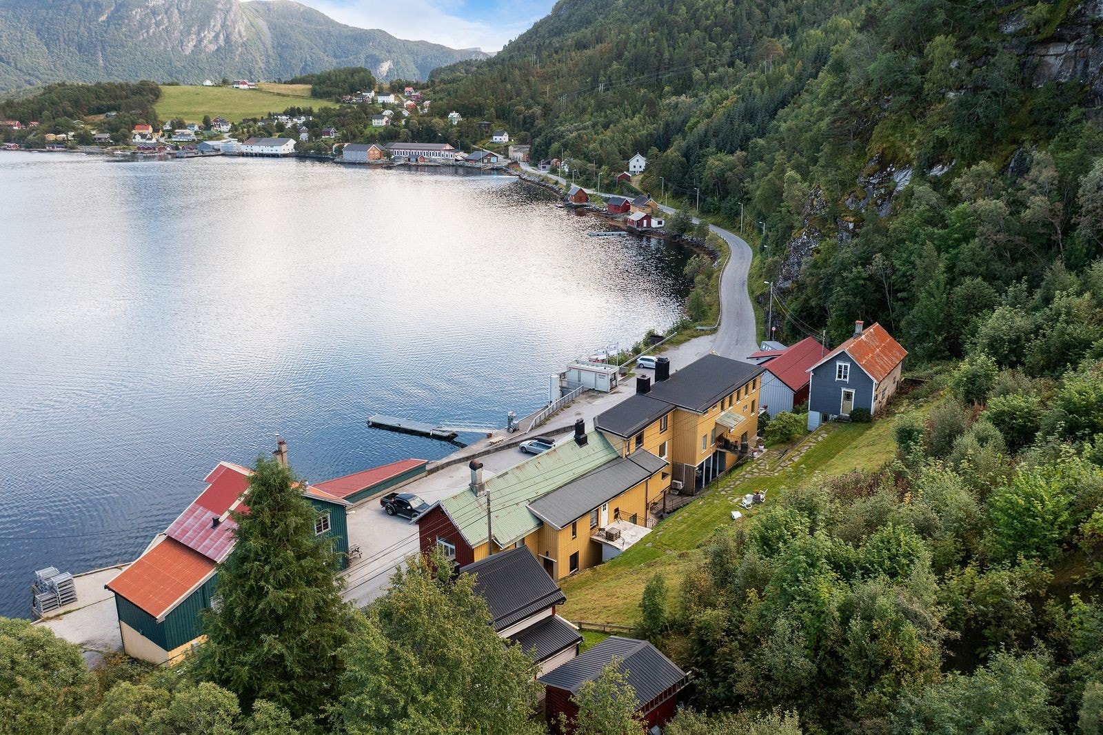 Området er kjent som et populært område for fritidsboliger, og mange av de som kommer innom butikken og bensinpumpen er på gjennomfart Galleribilde