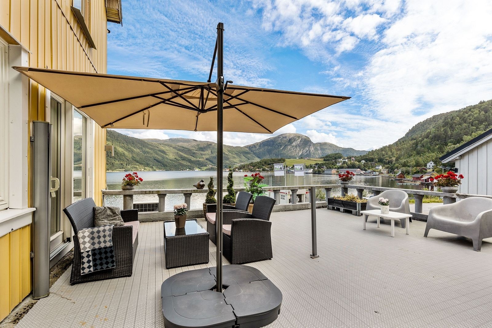 Her får du en idyllisk beliggenhet helt nede ved sjøen, samtidig som at eiendommen er sentralt plassert. Galleribilde