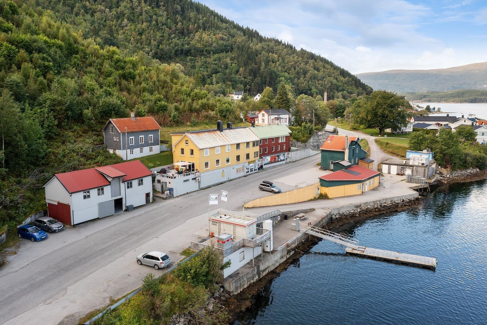 Velkommen til Valsøyfjordvegen 1418 - Her har du nå en unik mulighet til å bli den nye eieren av en svært innholdsrik næringseiendom med en spennende og idyllisk beliggenhet! Galleribilde