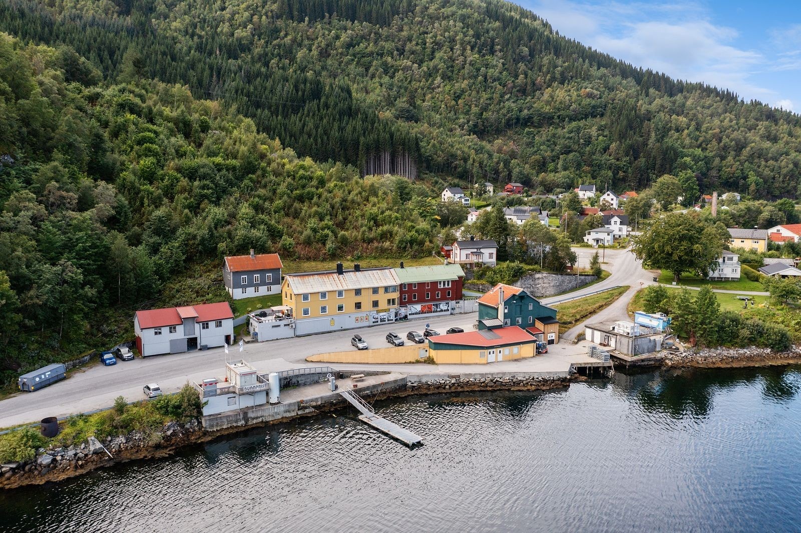 Eiendommen ble opprinnelig oppført i 1912 og det har i lang tid vært et samlingspunkt og handelssted i bygda. Galleribilde