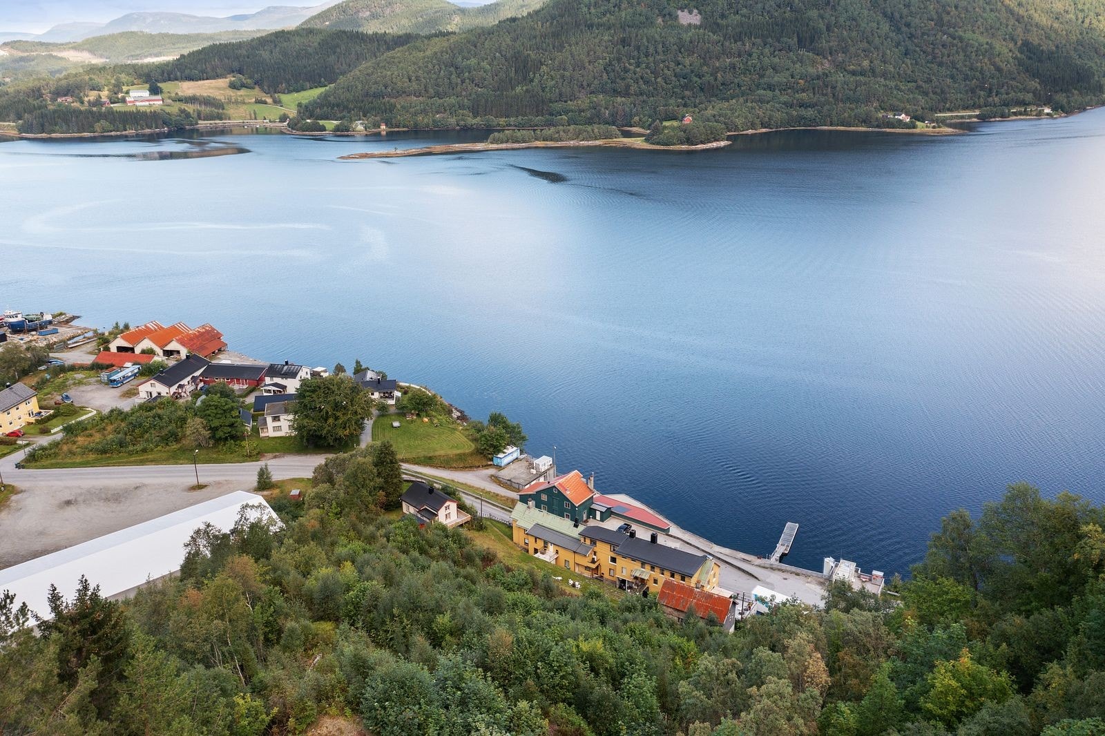 Eiendommen har en god lokalisjon på Engan, mellom HEstnes og Hjellnes, omtrent midt i Valsøyfjorden. Galleribilde