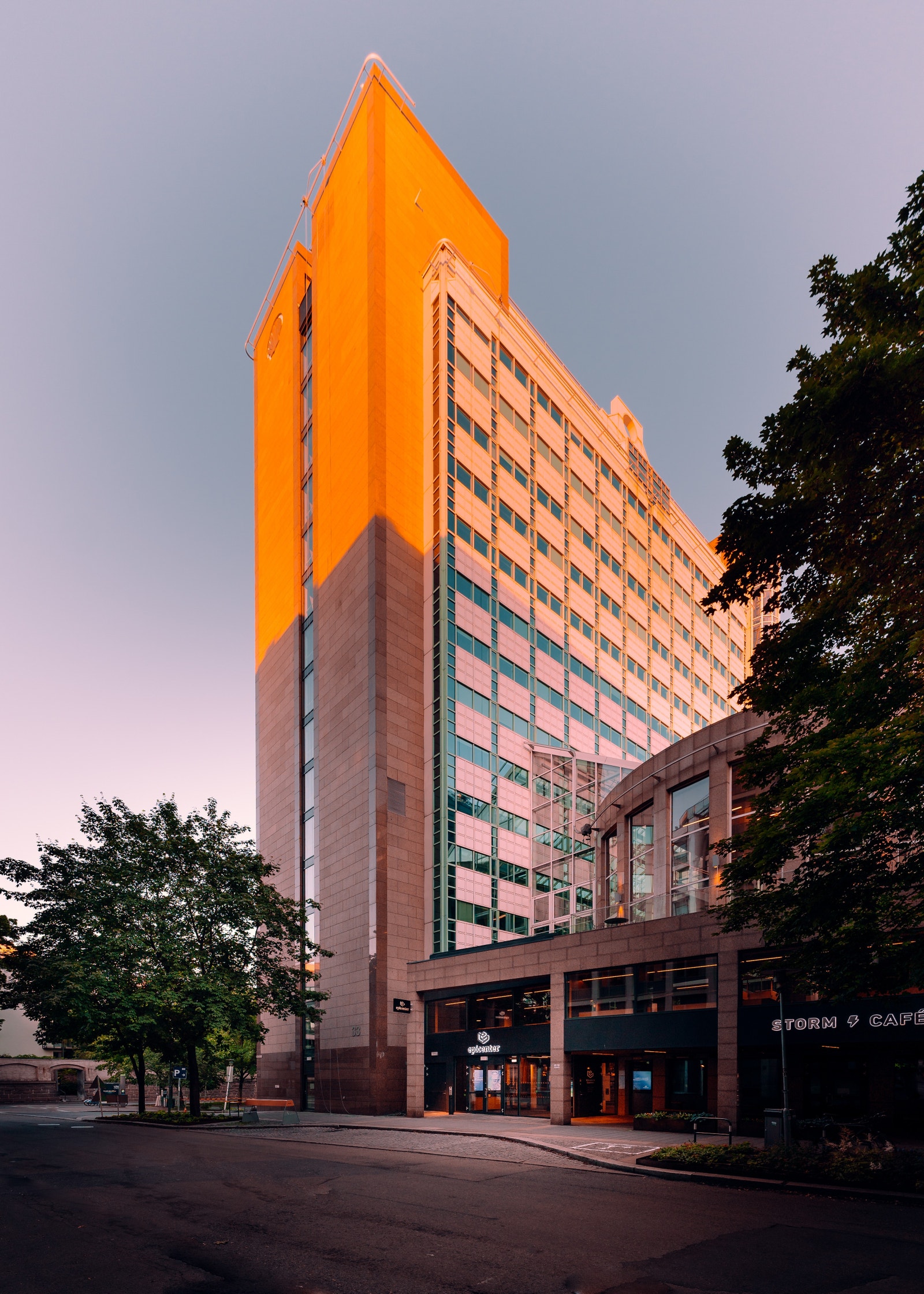 Eiendommen ligger sentralt i Oslo sentrum, tett på slottsparken, OsloMet og med gangavstand til Nationaltheatret stasjon. Galleribilde