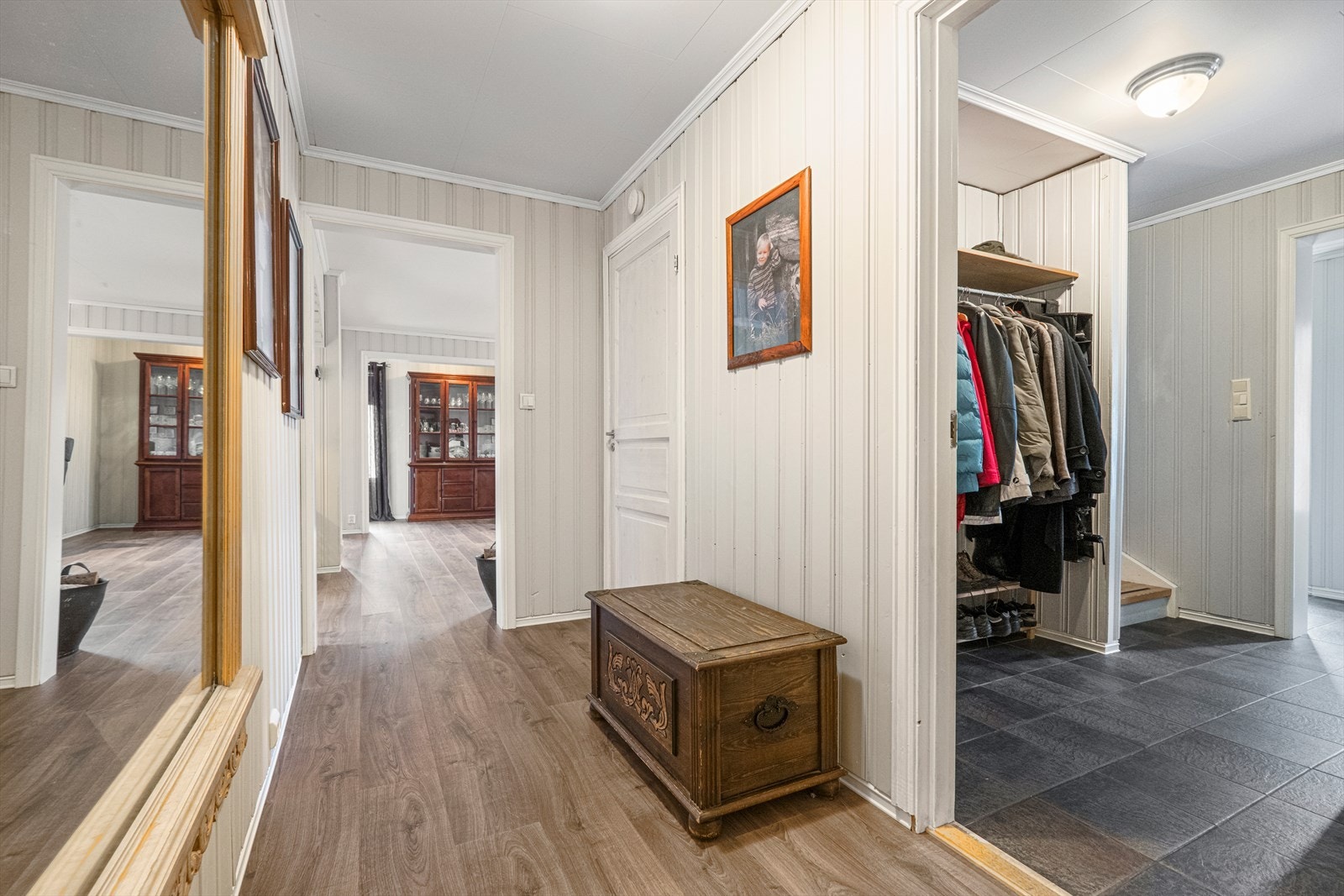 Hovedhus - gang (mot stue og entré) Galleribilde