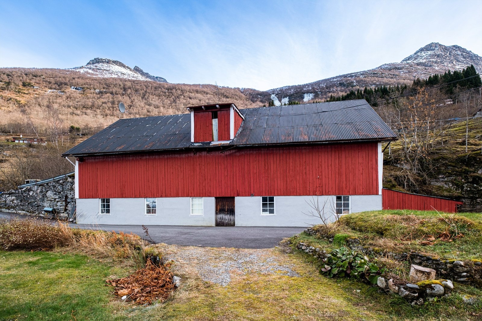 Låve - her er det svært god oppbevaringsplass Galleribilde