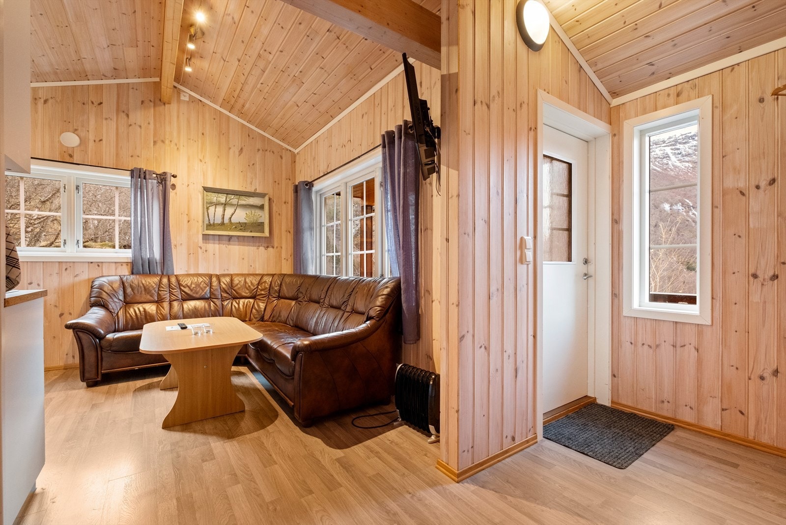 Hytte med 2 soverom. Stue / entré Galleribilde