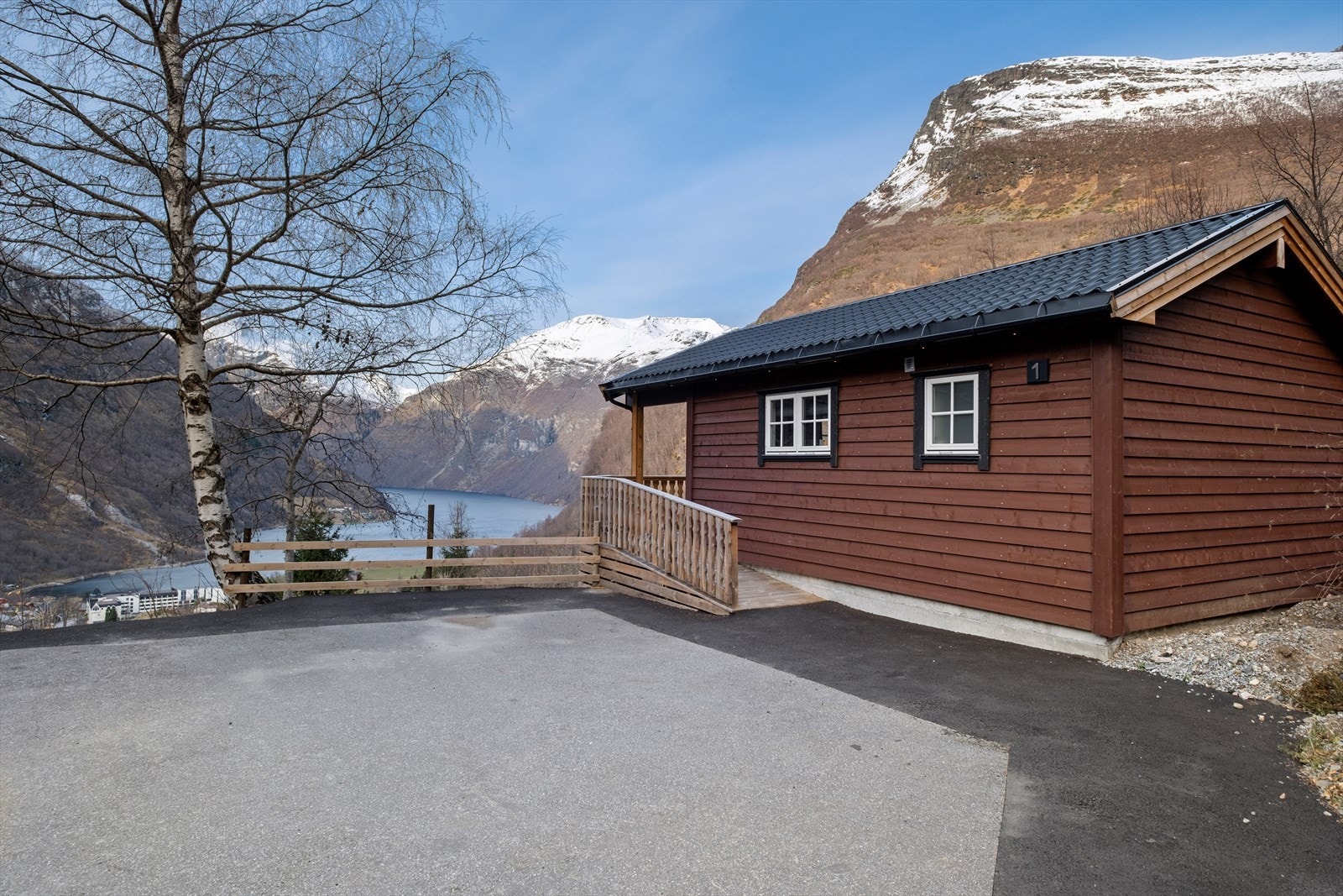 Hytte fra 2022. Romslig oppstillingsplass og tilrettelagt for rullestolbrukere med rampe til veranda. Galleribilde
