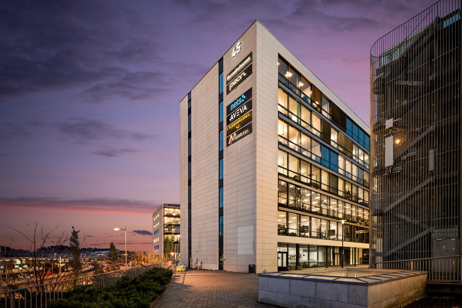 Bygget ligger få meters gange fra togstasjonen Galleribilde