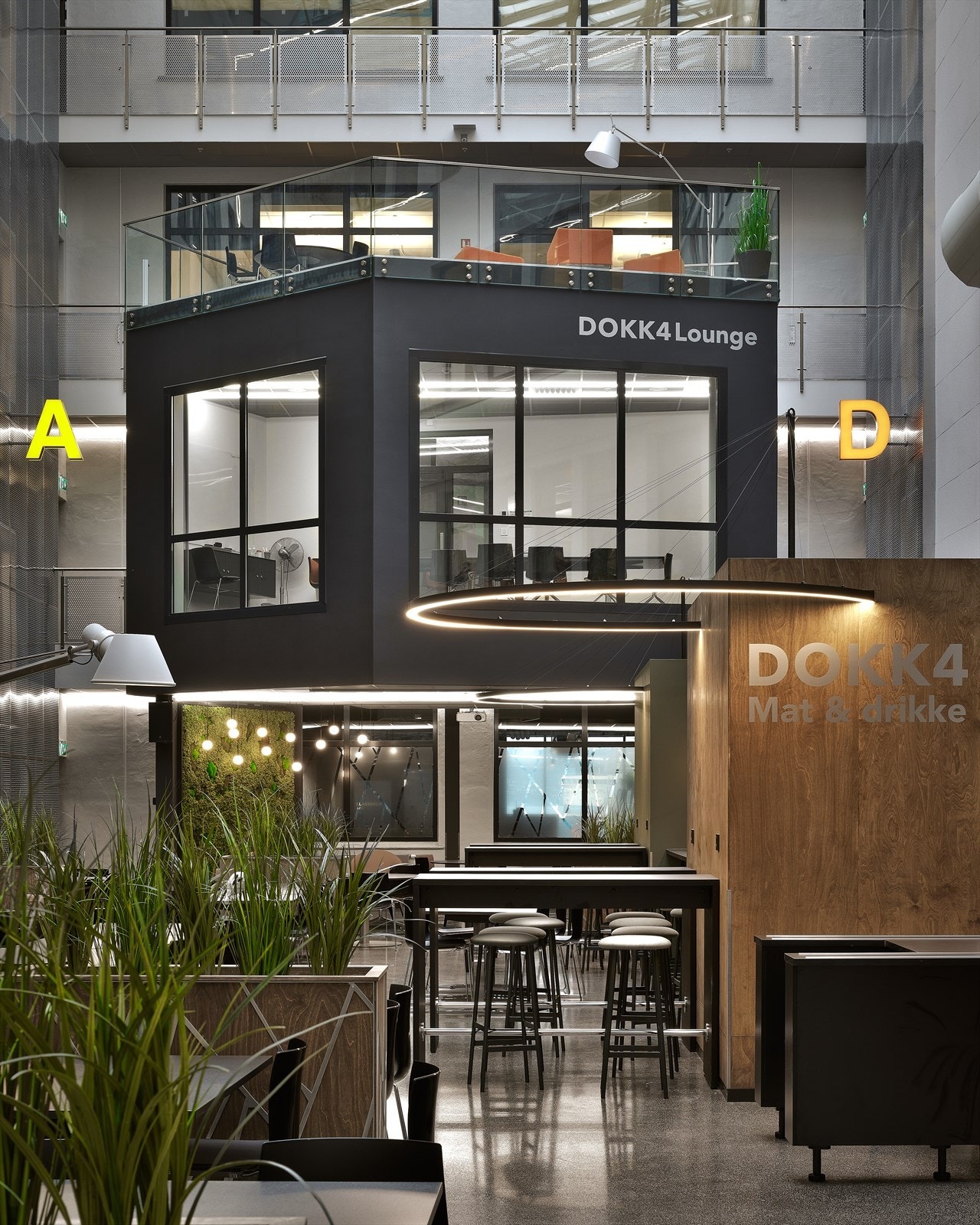 I hjertet av byggets atrium er det personalrestaurant, sosiale soner og møterom Galleribilde