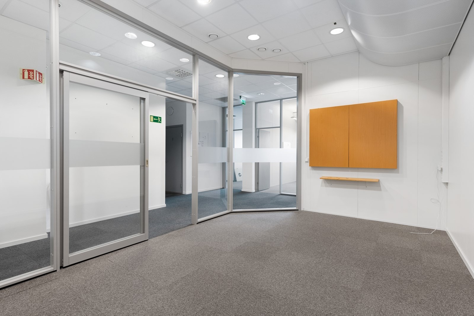 Ledig kontorareal, BTA 88 -312 m². Vist møterom uten
møbler Galleribilde
