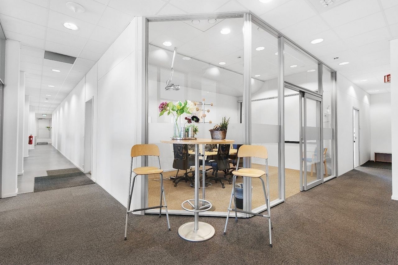 Ledig kontorareal, BTA 88 -312 m². Vist møterom med møbler Galleribilde