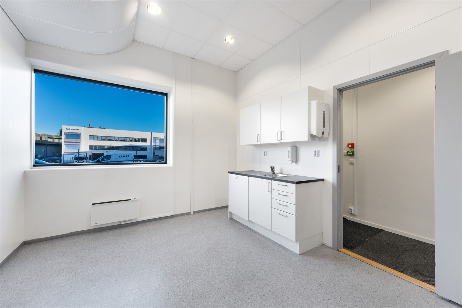 Ledig kontorareal, BTA 88 -312 m². Kjøkken med spiseplass Galleribilde