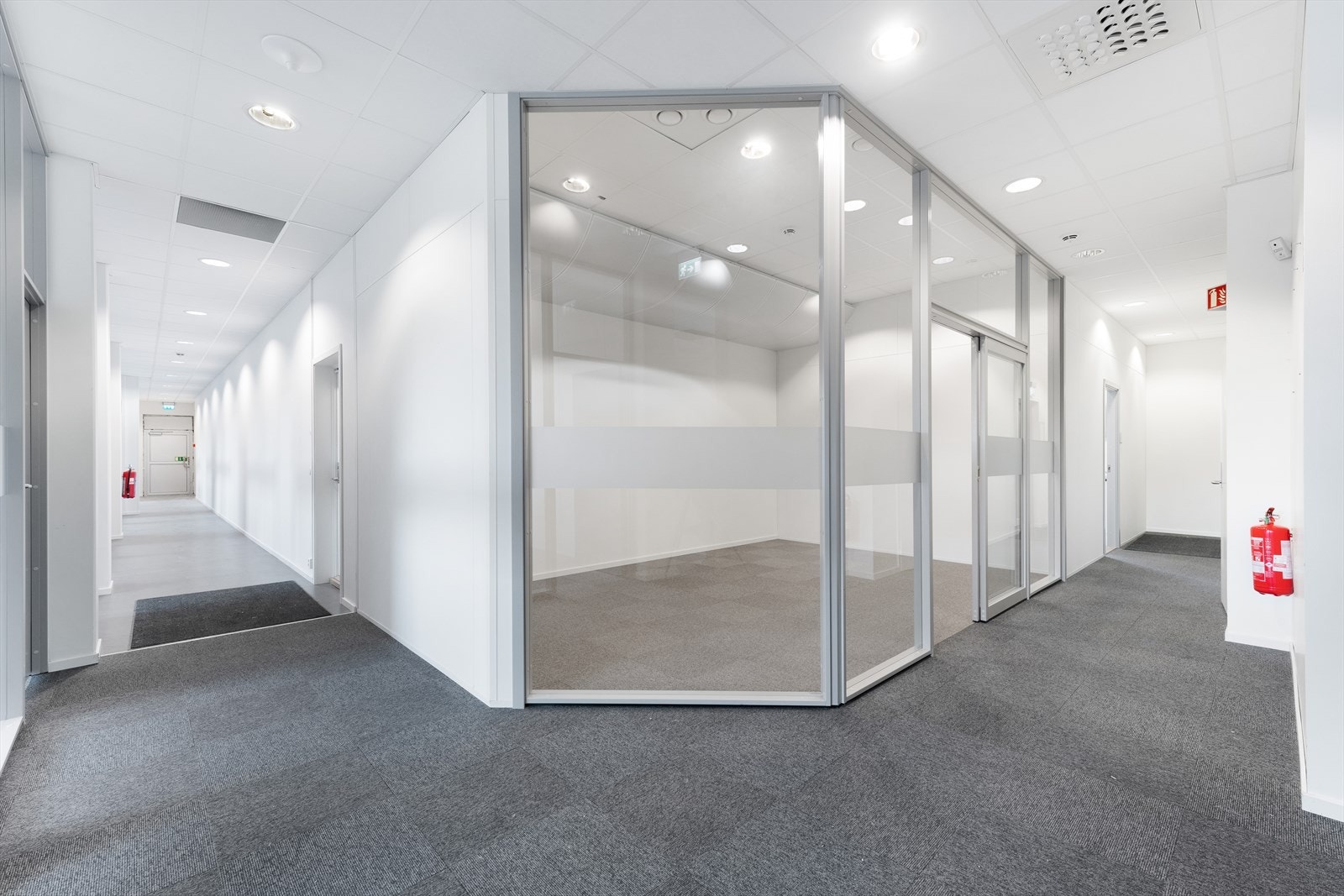 Ledig kontorareal, BTA 88 -312 m². Vist møterom uten møbler Galleribilde