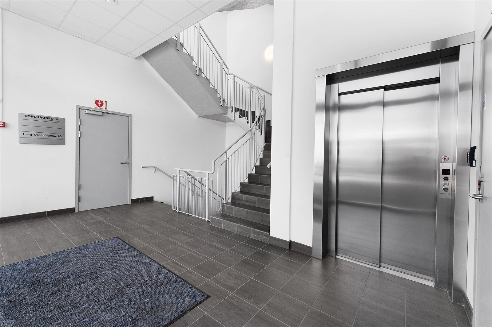 Ledig kontorareal, BTA 88 -312 m². Teamkontor. Inngangsparti med heis Galleribilde