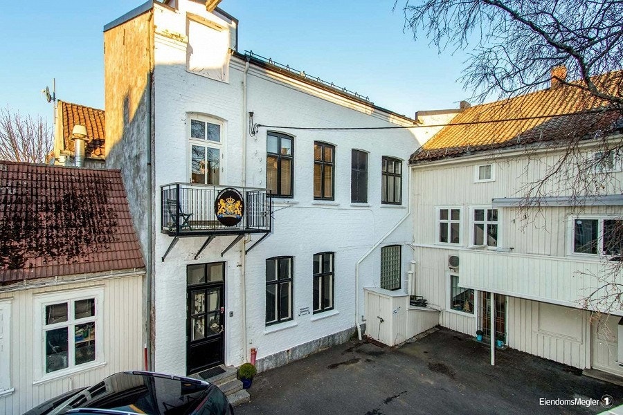 Bakgård. Mulighet for parkering etter avtale. Galleribilde